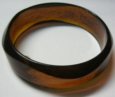 40795-75-3 Amber Resin Bracelet